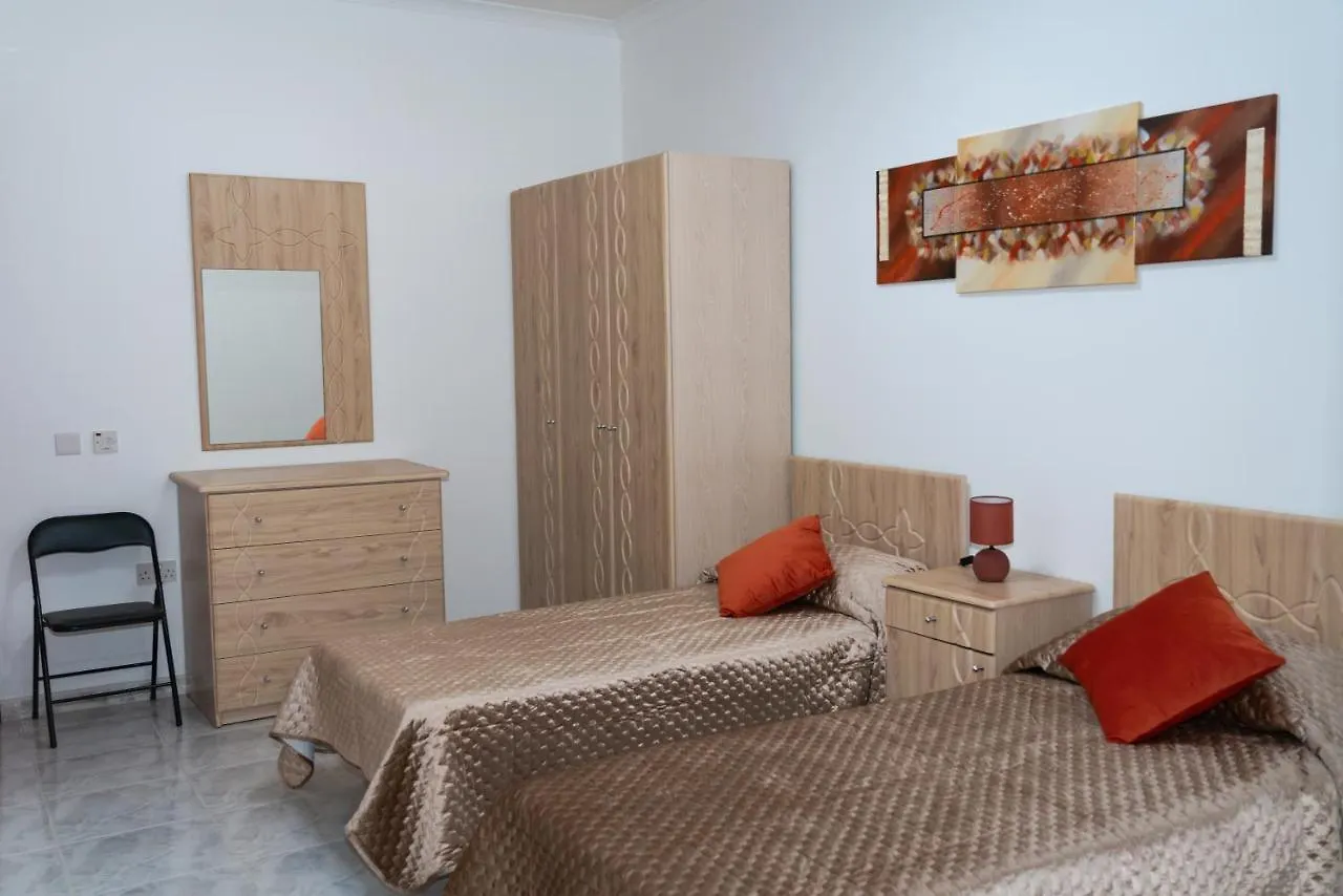 Sea-View 3 Bedroom Apartment - Sleeps 8 Marsaskala