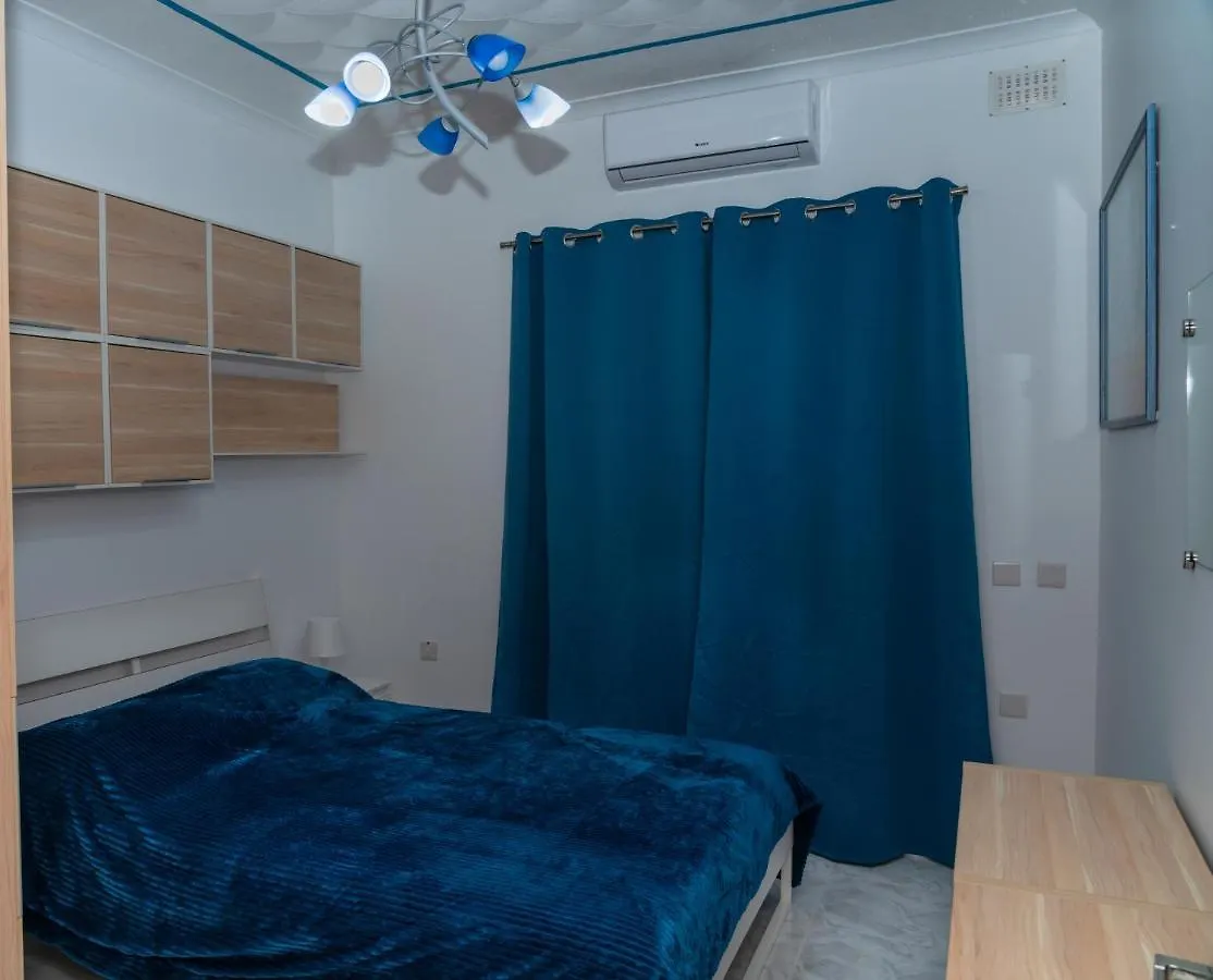 Sea-View 3 Bedroom Apartment - Sleeps 8 Marsaskala