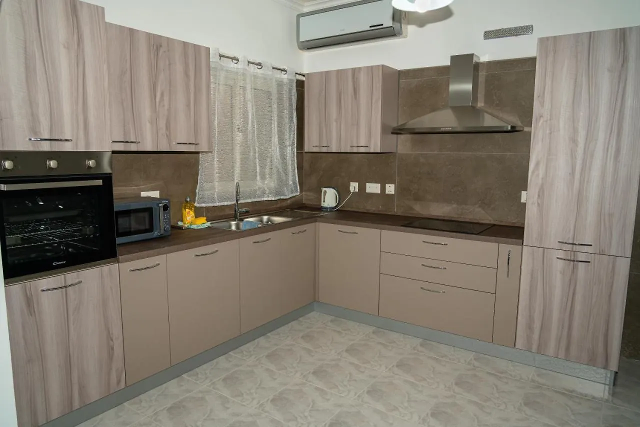 Sea-View 3 Bedroom Apartment - Sleeps 8 Marsaskala