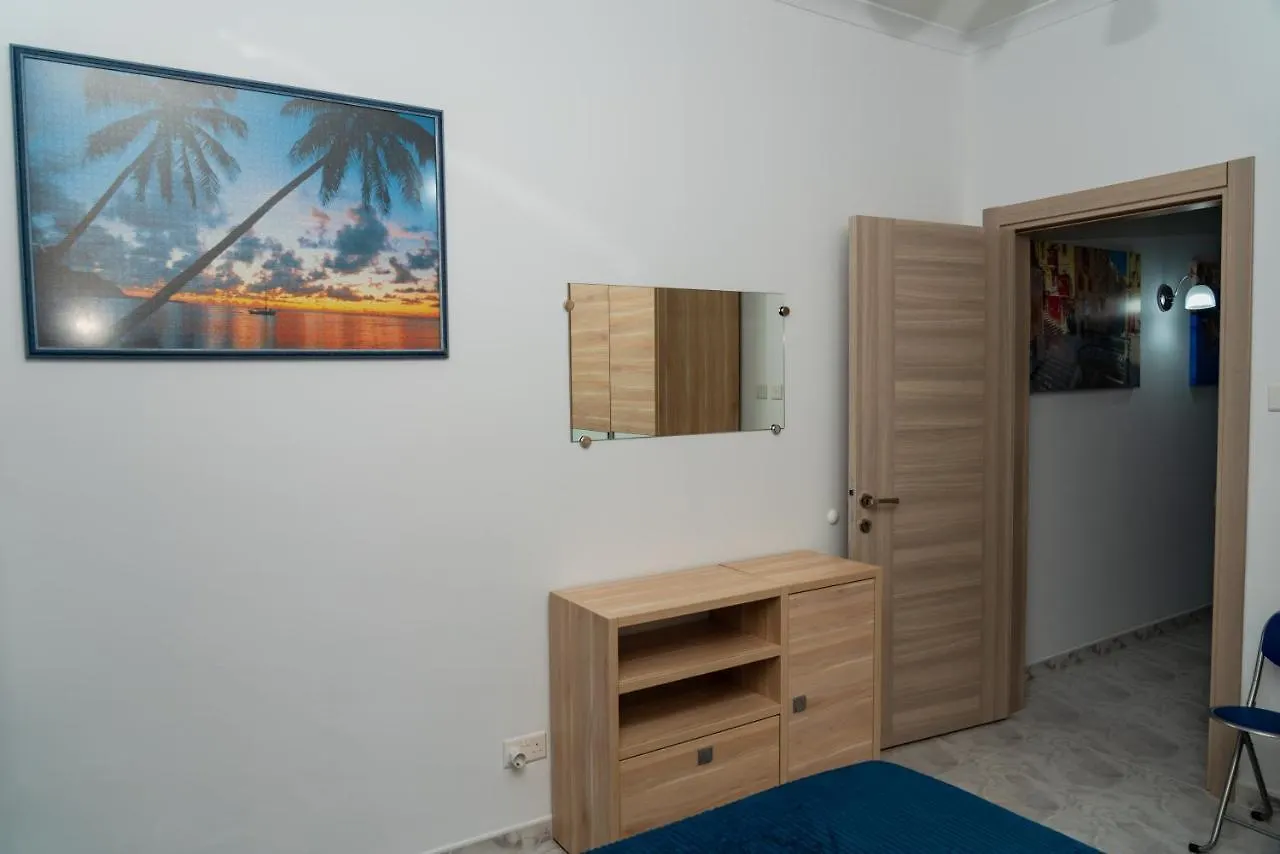 Sea-View 3 Bedroom Apartment - Sleeps 8 Marsaskala