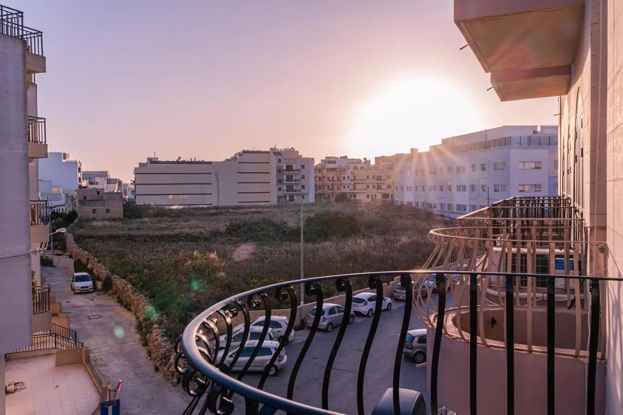 Sea-View 3 Bedroom Apartment - Sleeps 8 Marsaskala