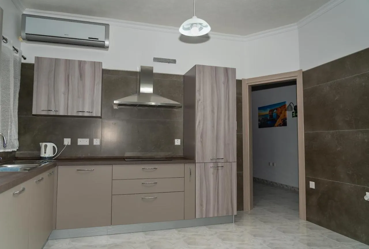 Sea-View 3 Bedroom Apartment - Sleeps 8 Marsaskala